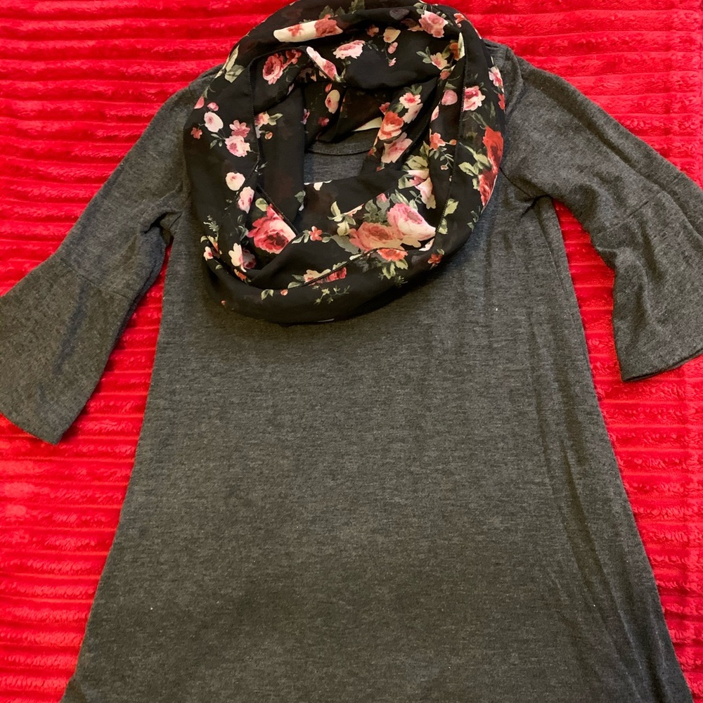 Girls top with scarf 🧣 attached.